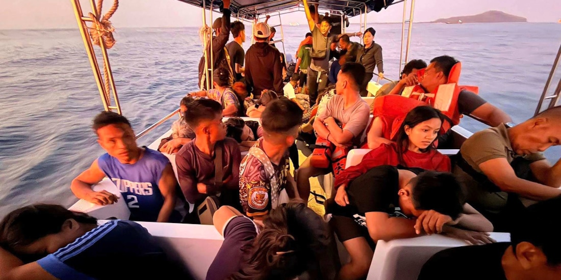 Personas rescatadas tras el naufragio del ferry son trasladadas a tierra por la Guardia Costera de Filipinas.