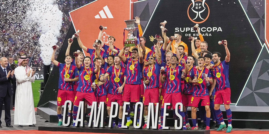 El Barcelona levanta su título 16 de Supercopa de España, ayer.