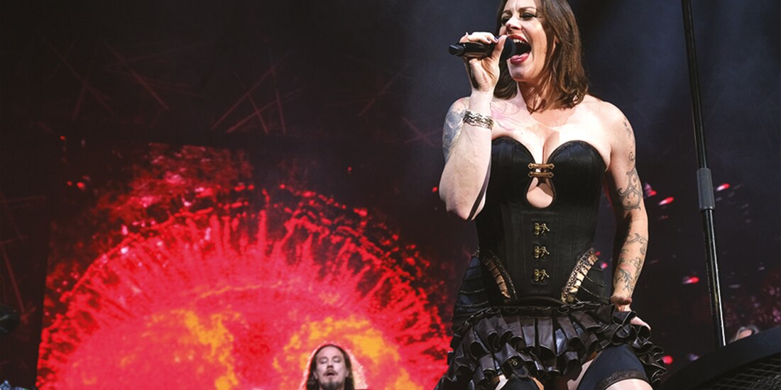 Floor Jansen, al micrófono, hizo vibrar con su majestuosa voz.