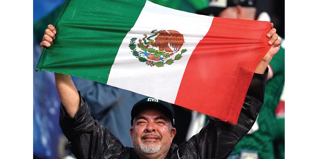 AFICIONADO mexicano, ayer, en el Estadio Azteca.