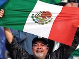 AFICIONADO mexicano, ayer, en el Estadio Azteca.