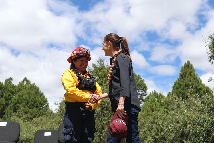 La presidenta Claudia Sheinbaum participó en el inicio de la Jornada Nacional de Reforestación en Santiago Xalitzintla, Puebla, acompañada por autoridades federales.