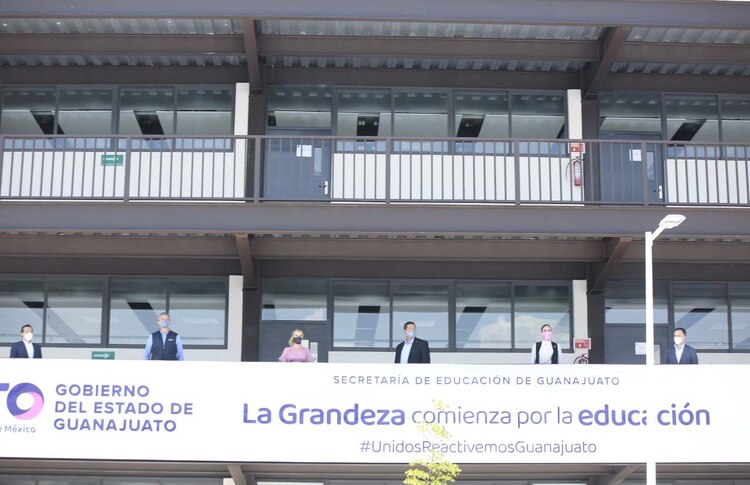 Funcionarios del gobierno de Guanajuato y representantes de Grupo Salinas recorren las nuevas instalaciones de la preparatoria en Guanajuato.