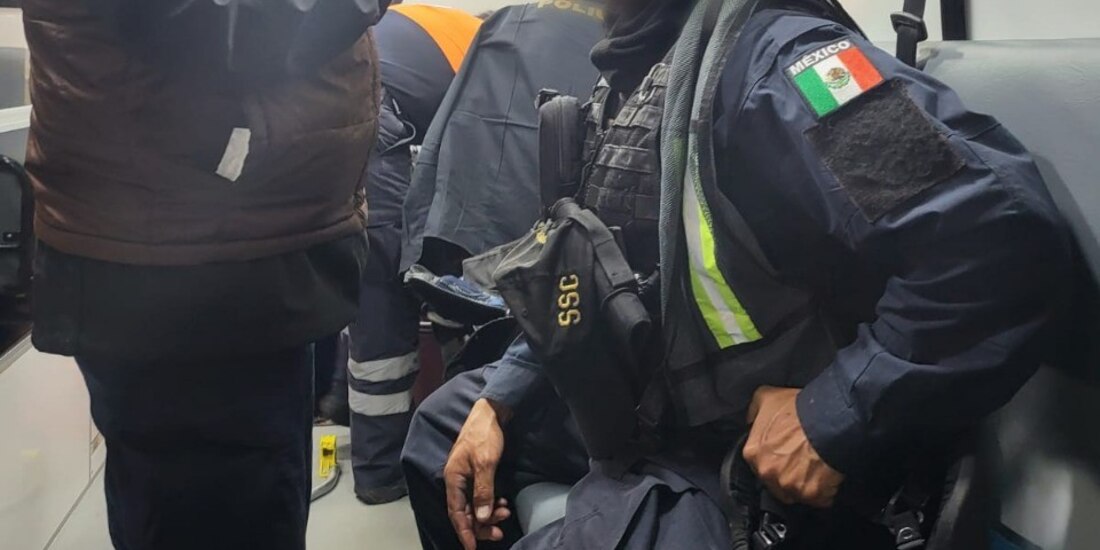 Los policías resultaron con lesiones leves en la cabeza, producto de los golpes y objetos que les lanzaron los migrantes.