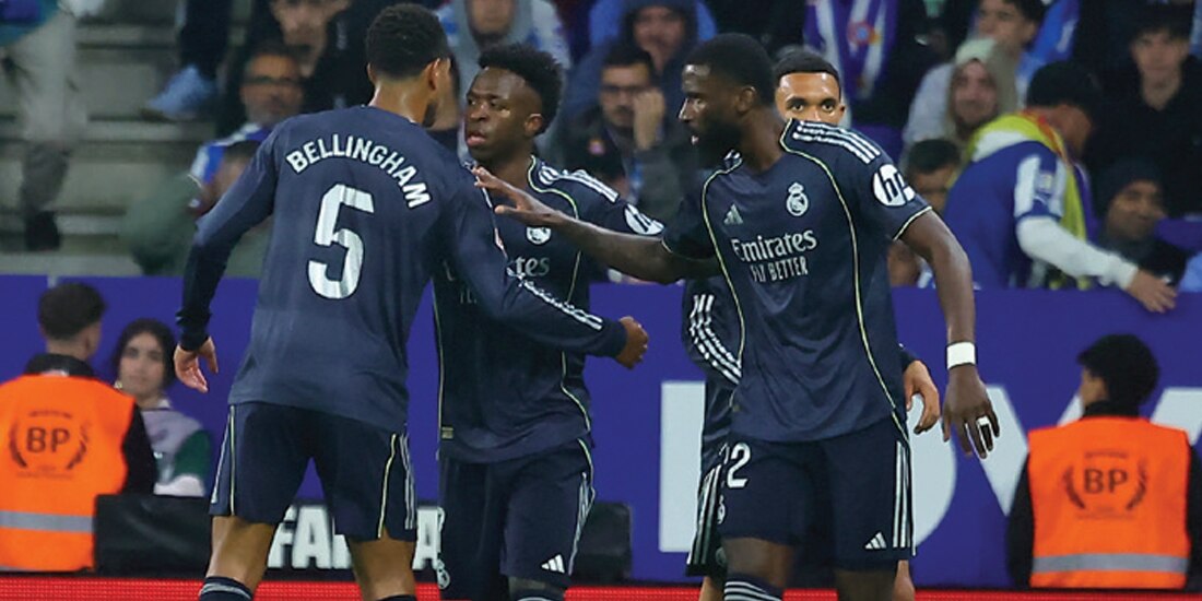Jugadores del Real Madrid felicitan a Vinícius Junior tras uno de sus goles, ayer, en el duelo de los merengues
