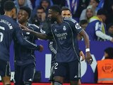 Jugadores del Real Madrid felicitan a Vinícius Junior tras uno de sus goles, ayer, en el duelo de los merengues