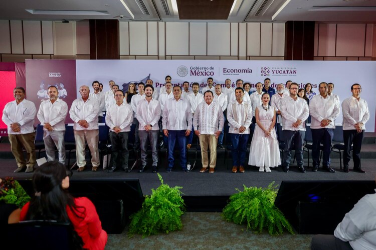 Empresarios y autoridades federales se reúnen para la presentación de la estrategia de inversión que busca la prosperidad compartida en Yucatán.