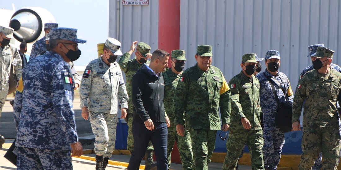 El gobernador Alejandro Murat (de negro) recibe al titular de la Sedena (a su izq.) para coordinar acciones de ayuda a los damnificados.