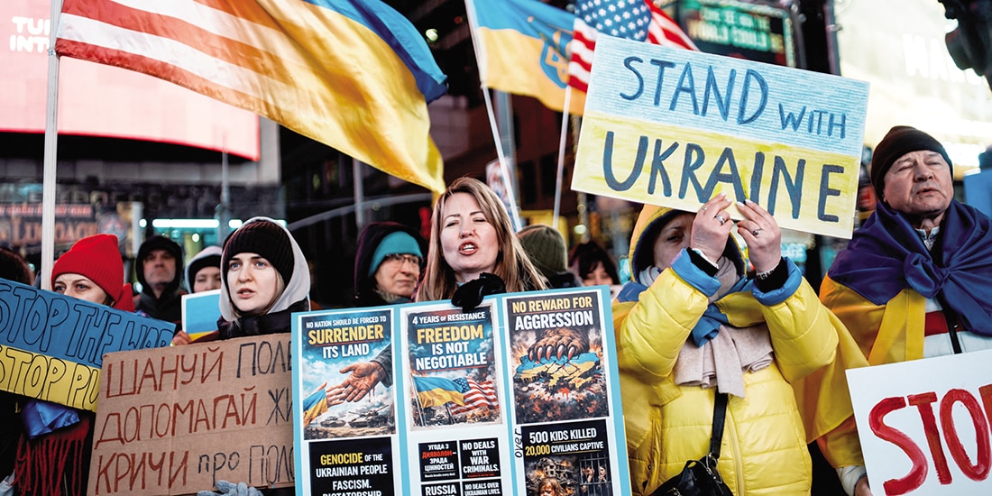 Gente protesta en un mitin por la invasión rusa en Ucrania, en Times Square, NY, ayer
