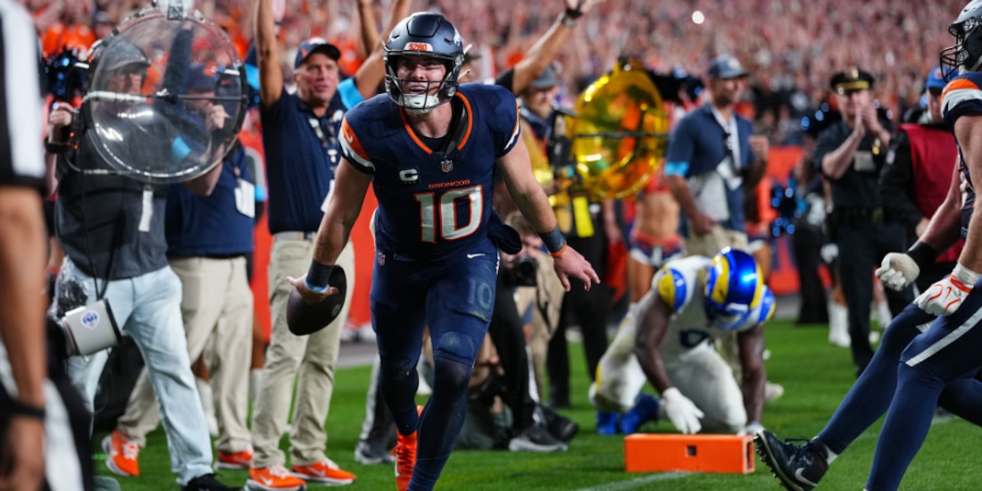 Bo Nix celebra tras marcar ante los Rams.