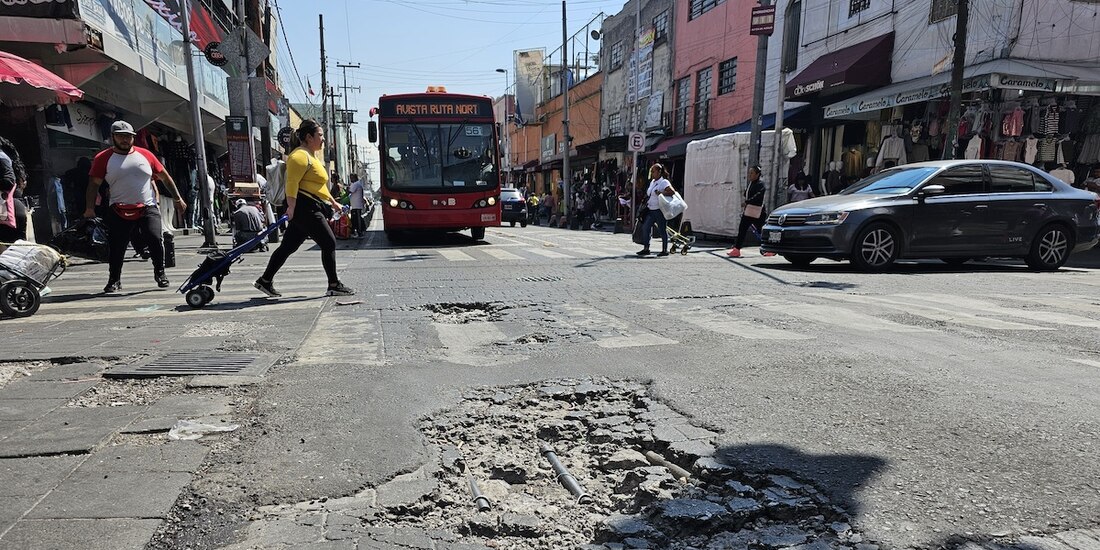 Bache en la calle República de Venezuela en la zona centro de la capital, ayer.