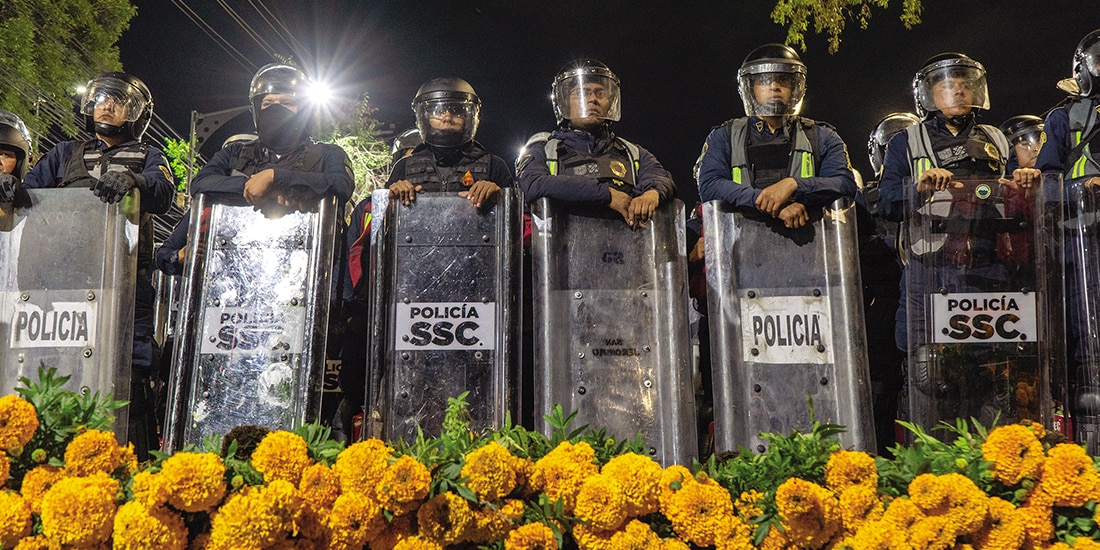 Policías capitalinos impidieron la noche del miércoles el avance sobre Tlalpan.