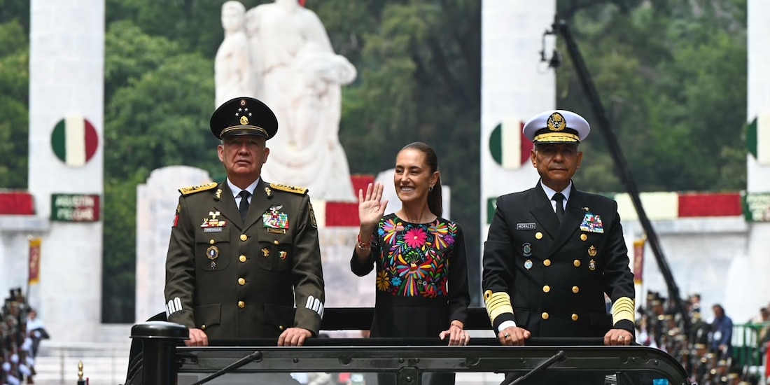 Claudia Sheinbaum llegó a Altar a la Patria escoltada por titulares de la Defensa y de la Marina.