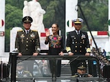 Claudia Sheinbaum llegó a Altar a la Patria escoltada por titulares de la Defensa y de la Marina.