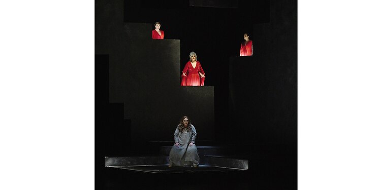 En el montaje la iluminación es importante. Refleja las alucinaciones.