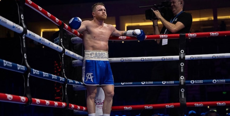 Canelo Álvarez en su combate ante William Scull en Arabia Saudita