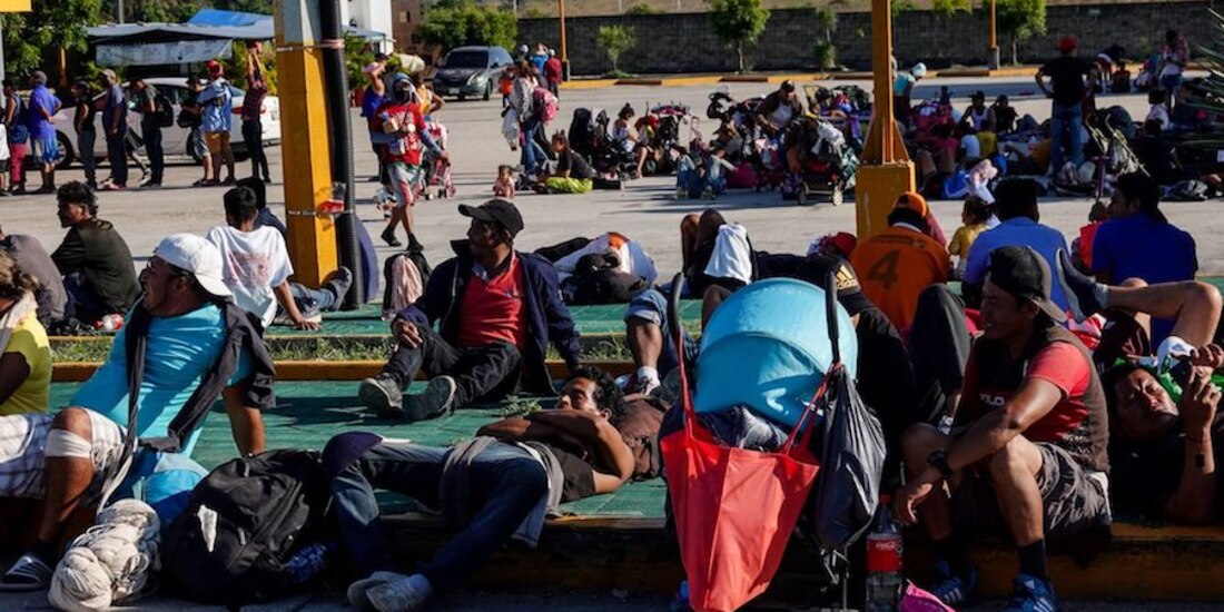 Indocumentados se detuvieron a descansar en Chahuites, Oaxaca, ayer.
