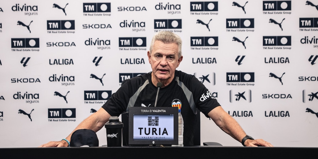 Javier Aguirre en una conferencia de prensa con el Valencia