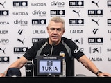Javier Aguirre en una conferencia de prensa con el Valencia
