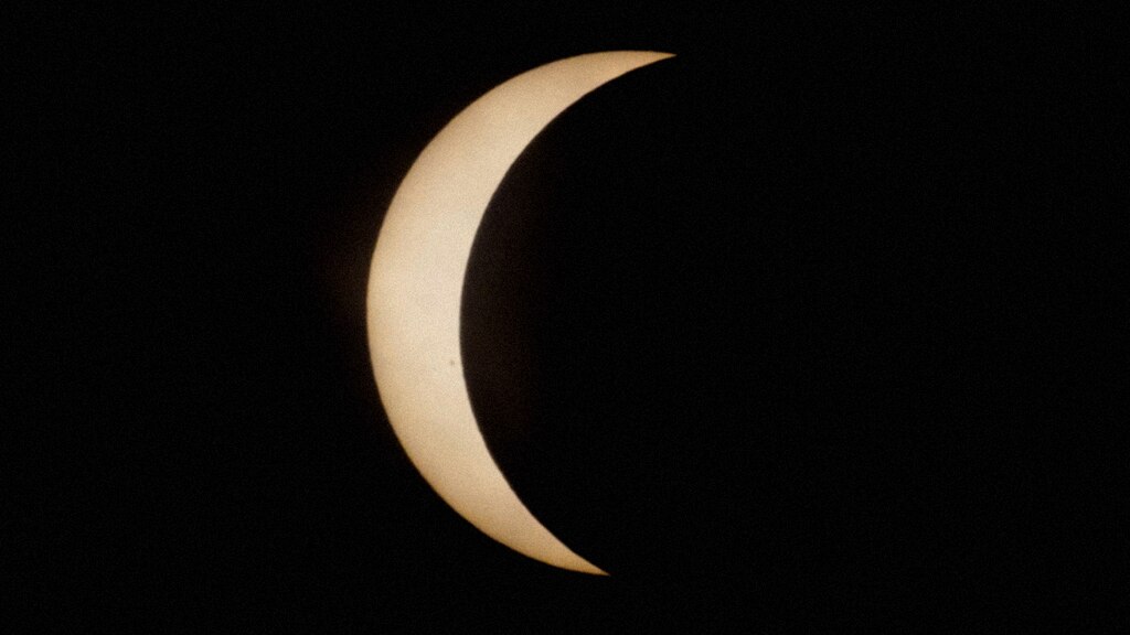 Baño de eclipse en Torreón