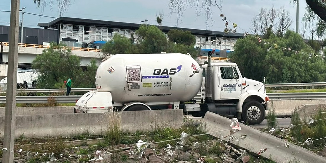 UNA PIPA de gas LP circula por La Concordia sin alguna precaución, ayer