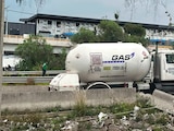 UNA PIPA de gas LP circula por La Concordia sin alguna precaución, ayer