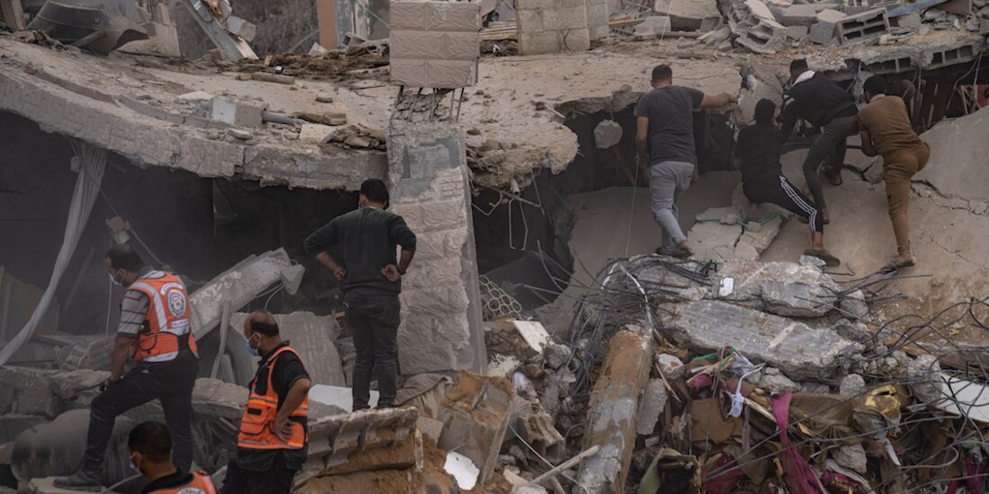 Paramédicos y locales buscan a víctimas tras un ataque, ayer.