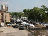 Soldados de la Secretaría de la Defensa Nacional montaron un dique con costales de arena a orillas del Río Grijalva.