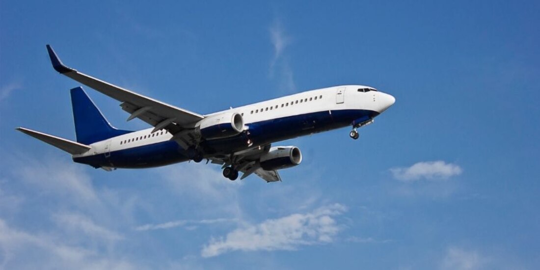 Tras intentar forzar la entrada de la cabina del piloto, un pasajero de vuelo local en Estados Unidos fue sometido y posteriormente entregado a las autoridades.