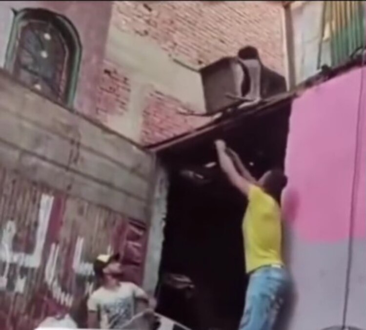 Esta hazaña del perrito quedó grabada en video, el cual fue compartido en redes sociales y se hizo viral.