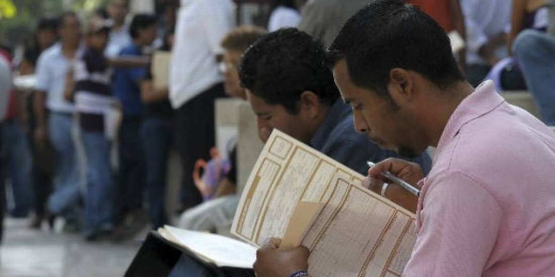 En busca de trabajo, una persona llena una solicitud de empleo