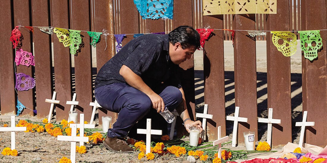 Montaje de altar en el muro fronterizo, en Tijuana, en 2023