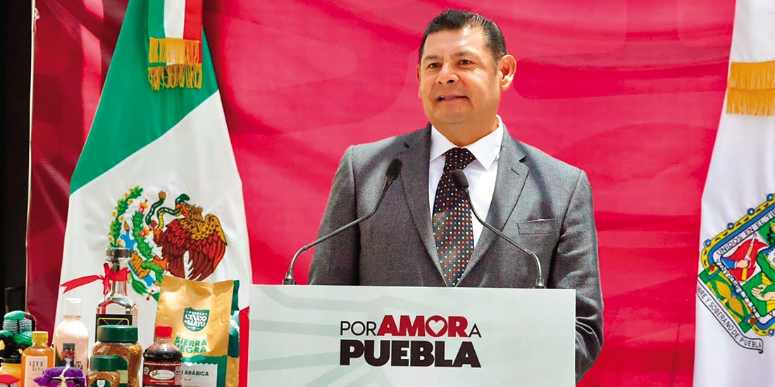 EL MANDATARIO estatal, Alejandro Armenta, ayer, durante un acto público para presentar productos tradicionales.