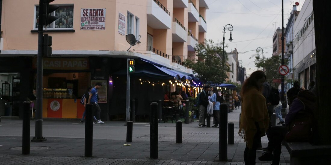 En la calle de Regina jóvenes conviven frente a un apartamento en renta.