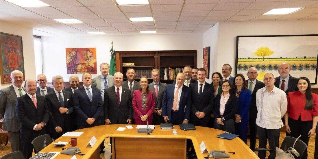 Sheinbaum se reúne con el CCE y otros empresarios para abordar perspectivas de la economía mexicana.