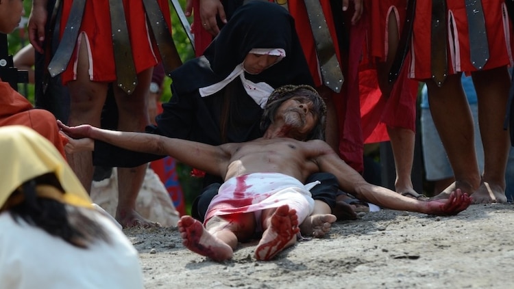 Antes de ser crucificados, los devotos designados para este ritual recorrieron 2 kilómetros entre azotes y cargando una cruz de 40 kilos