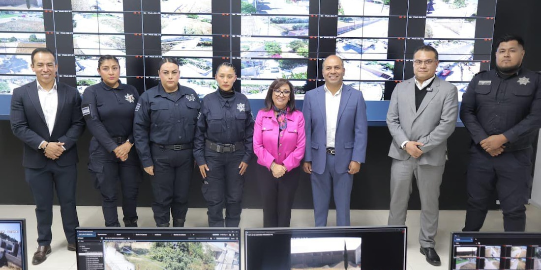 Al centro, la gobernadora de Tlaxcala, Lorena Cuéllar, durante la inauguración del C2 en Tepeyanco.