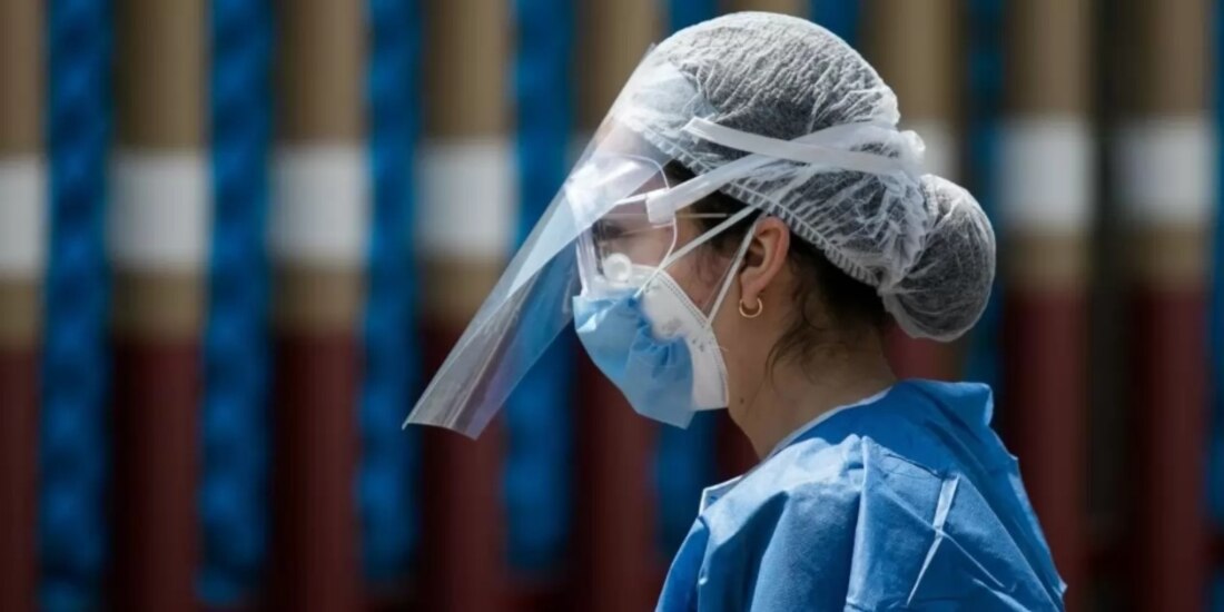 La Secretaría de Salud reportó que en las últimas 24 horas se registraron un total de 688 muertes y 37 mil 63 nuevos contagios de COVID-19.