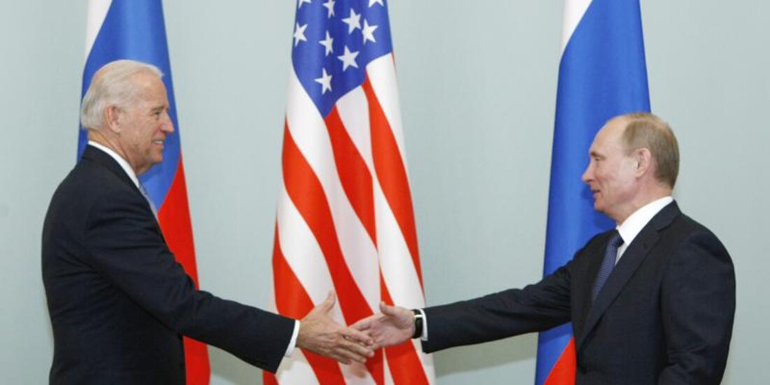 Biden y Putin se saludan en Moscú, Rusia, en 2011.