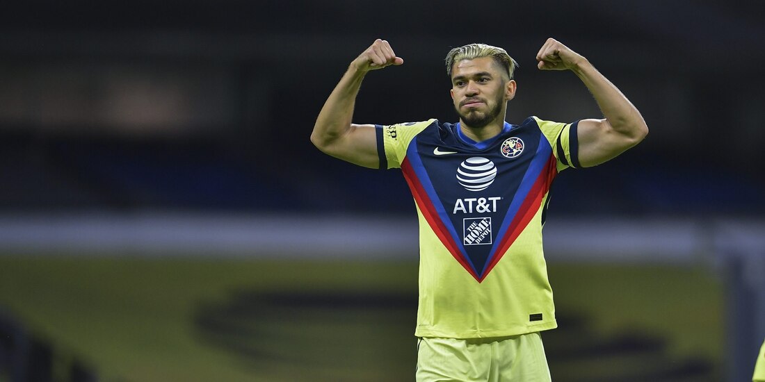 Henry Martín festeja un gol con el América en la Liga MX.