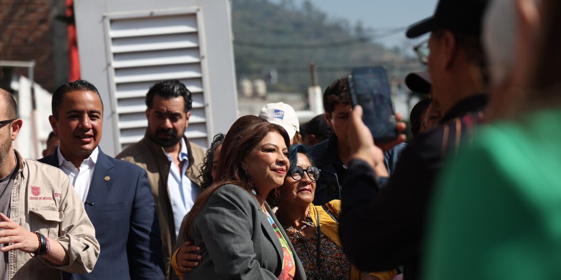 Clara Brugada con una de las personas beneficiadas.