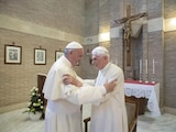En la imagen; el Papa Francisco (izq.) y el expontífice Benedicto XVI (der.).