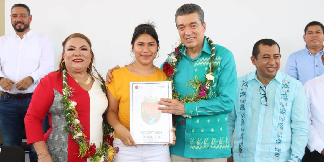 Familias chiapanecas afectadas por el huracán 'Stan' reciben escrituras de terreno.