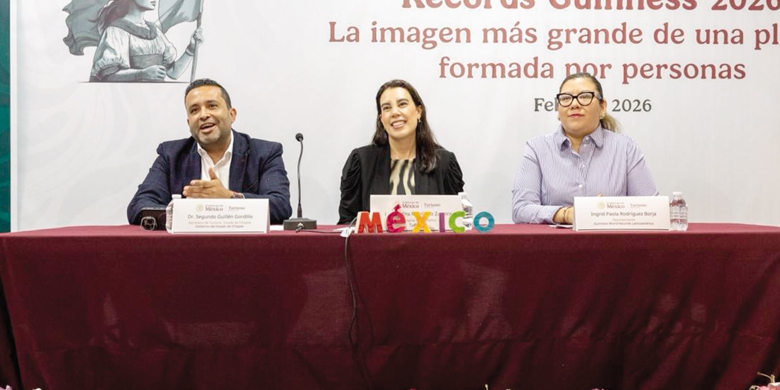 La secretaria de Turismo, flanqueada por el titular de Turismo de Chiapas y una representante del Récord Guinness.