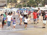 Familia de turistas en una playa de Acapulco, Guerrero, ayer.