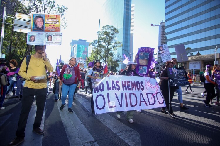 Movilización de colectivos feministas en calles de la Ciudad de México.