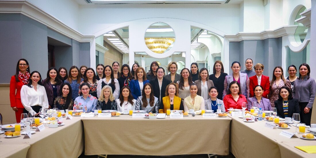 Al centro de la imagen Yasmín Esquivel Mossa.