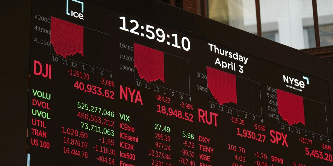 Una pantalla muestra los índices bursátiles en la Bolsa de Valores de NY, el jueves.