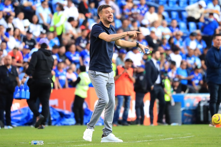 Martín Anselmi durante un partido con Cruz Azul en la Liga MX