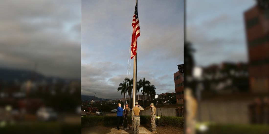 Izan bandera de EU en la Embajada de este país en Venezuela; representa inicio de "nueva etapa", según Encargada de Negocios.